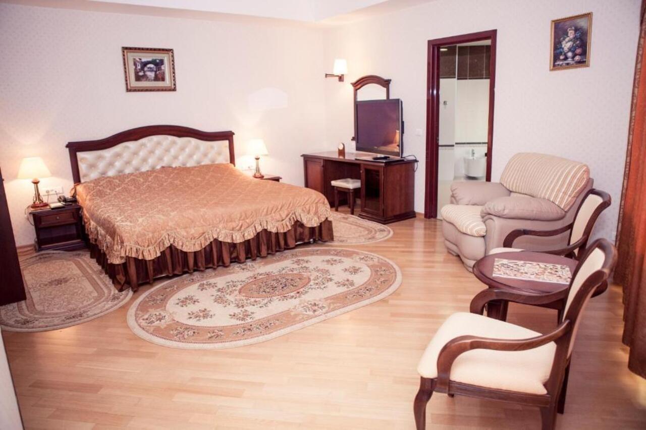 Grand Hotel Victory Aktau  Exteriör bild A bedroom