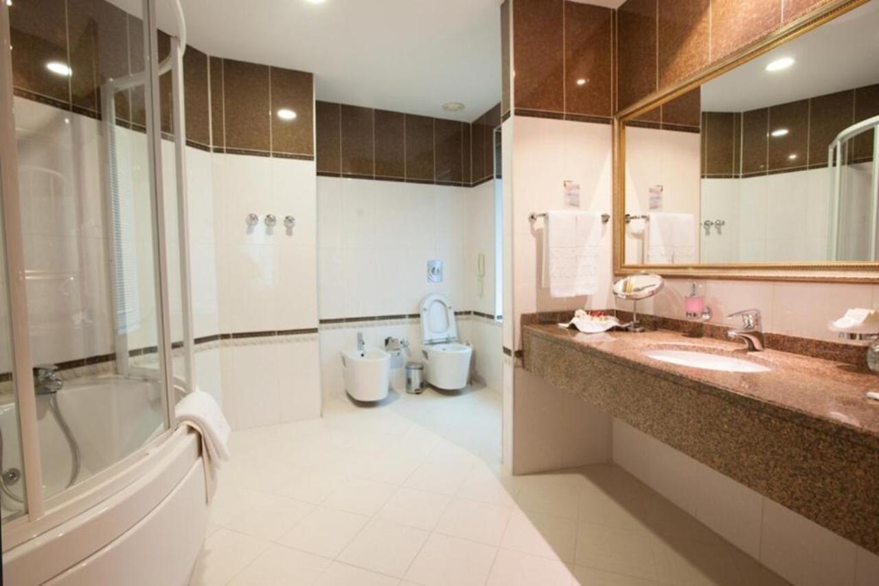 Grand Hotel Victory Aktau  Exteriör bild A modern bathroom