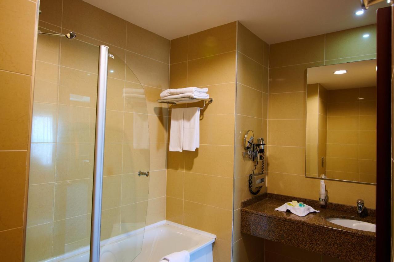 Grand Hotel Victory Aktau  Exteriör bild A shower door