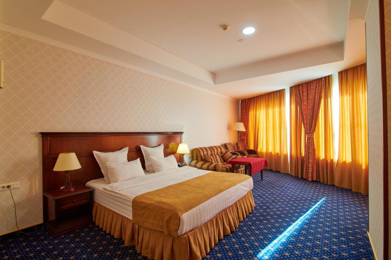 Grand Hotel Victory Aktau  Exteriör bild A bedroom at the hotel