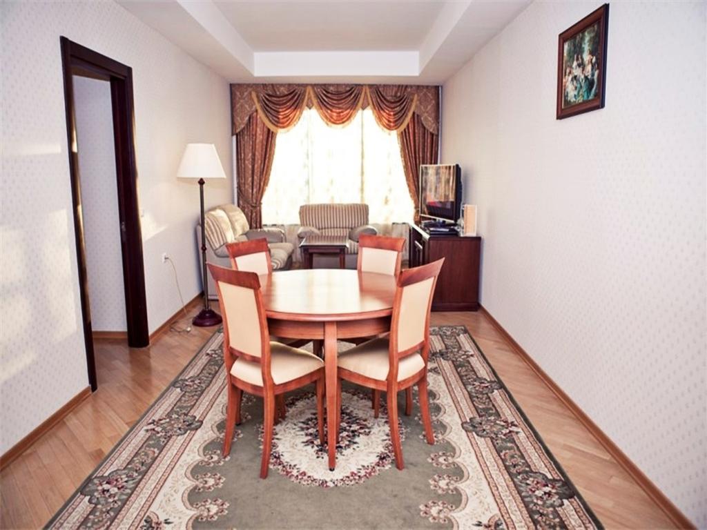 Grand Hotel Victory Aktau  Exteriör bild A typical hotel room